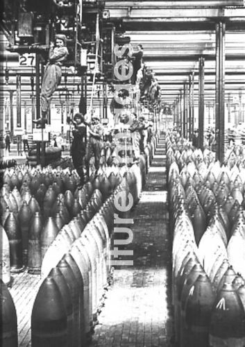 Arbeiterinnen in englischer Waffenfabrik