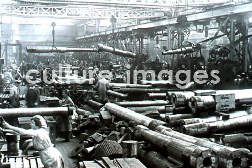 Arbeiterinnen in englischer Waffenfabrik