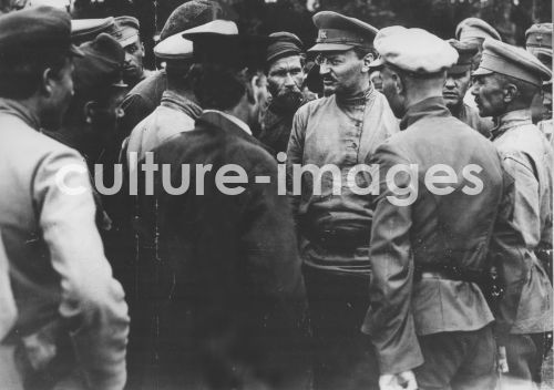 Leo Trotzki im Gespräch mit Soldaten der Roten Armee