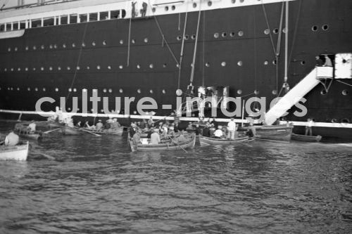 Passagierdampfer Columbus vor Funchal, Madeira, Passagierdampfer Columbus vor Funchal, Madeira,