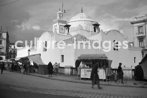 Algerien, Algier, Strassenszene, Moschee. Aus Algerien, Algier, Strassenszene, Moschee. Aus