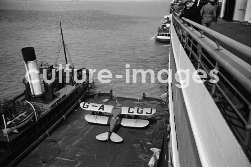 Schiff Bremen, Bordwand, Aussenansicht, Flugzeug, Schiff Bremen, Bordwand, Aussenansicht, Flugzeug,
