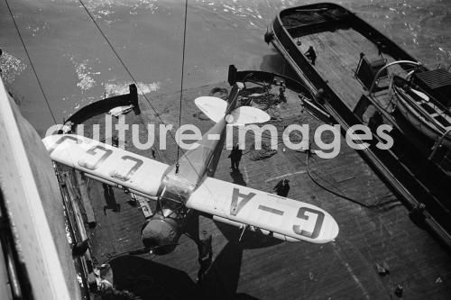 Schiff Bremen, Bordwand, Aussenansicht, Flugzeug, Schiff Bremen, Bordwand, Aussenansicht, Flugzeug,