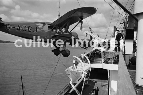 Schiff Bremen, Bordwand, Aussenansicht, Flugzeug, Schiff Bremen, Bordwand, Aussenansicht, Flugzeug,
