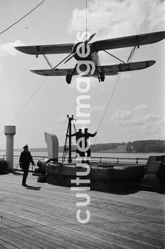 Schiff Bremen, Bordwand, Aussenansicht, Flugzeug, Schiff Bremen, Bordwand, Aussenansicht, Flugzeug,