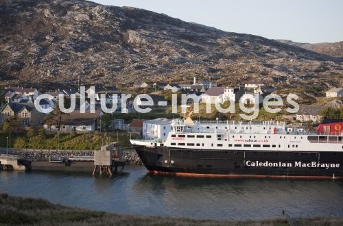 Fähre im Hafen, Äussere Hebriden, Schottland Fähre im Hafen, Äussere Hebriden, Schottland