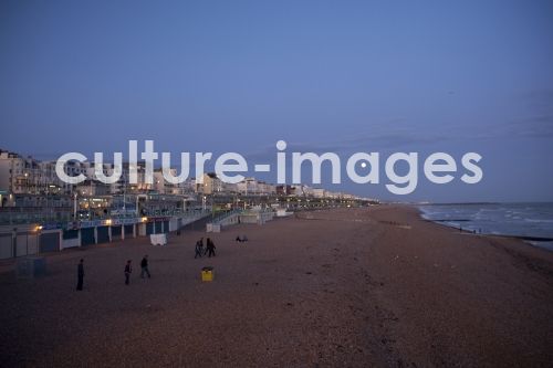 Vollmond über der Strandpromenade, Sussex, England Vollmond über der Strandpromenade, Sussex, England