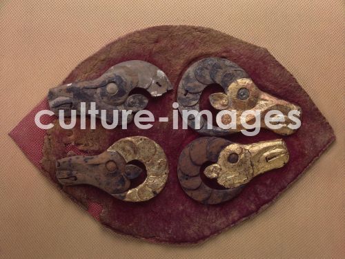 Fragment einer Satteldecke mit Mufflons Köpfe