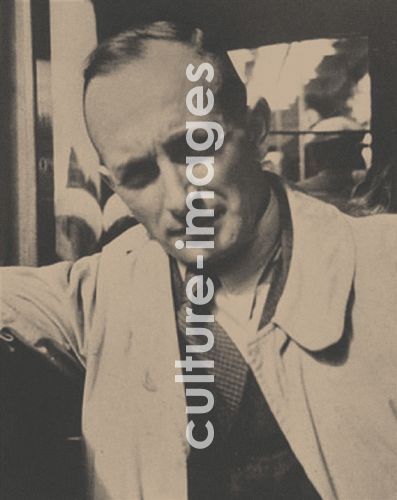 Unbekannter Fotograf , Adolf Eichmann (1906-1962), Leiter des "Judenreferates" im Reichssicherheitshauptamt, Fotografie, 1942, Deutschland, Yad Vashem. Unbekannter Fotograf , Adolf Eichmann (1906-1962), Leiter des "Judenreferates" im Reichssicherheitshauptamt, Fotografie, 1942, Deutschland, Yad Vashem.