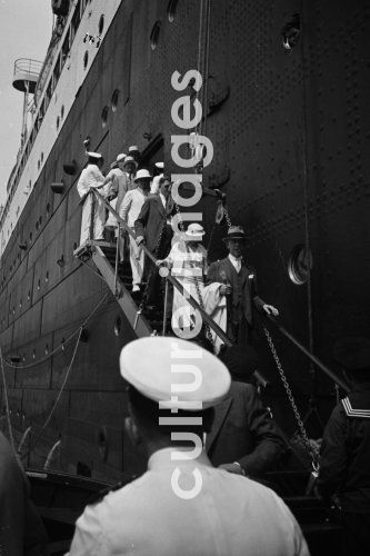 Seefahrt, Landung in Bremerhaven, Passagiere, Seefahrt, Landung in Bremerhaven, Passagiere,