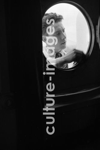 Seefahrt, Bullauge, Seemann, Detail an Seefahrt, Bullauge, Seemann, Detail an