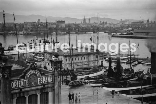 Spanien, Barcelona, Katalonien, Hafen, Hafeneinfahrt. Spanien, Barcelona, Katalonien, Hafen, Hafeneinfahrt.